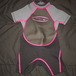 ᗷᗩᗷY ᘜᗩᑭ TOᗪᗪᒪᗴᖇ ᗯᗴT ᔕᑌIT.